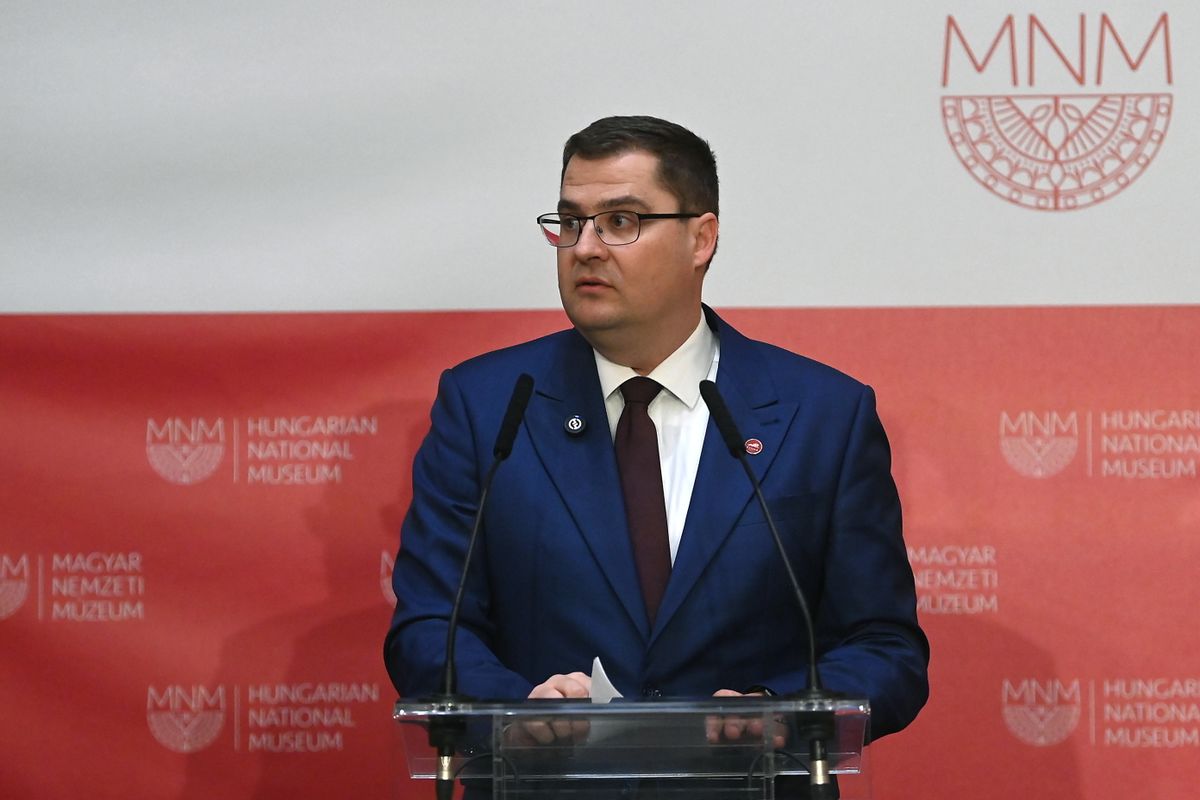 Budapest, 2026. január 22.
Nagy János, a Miniszterelnöki Irodát vezető államtitkár beszédet mond az Attila című nemzetközi tárlat szakmai megnyitóján a magyar kultúra napján a Magyar Nemzeti Múzeumban 2026. január 22-én. A hunok uralkodójának személyét és örökségét bemutató időszaki kiállítás 13 ország 64 múzeumának mintegy 400 műtárgyán keresztül idézi meg Attila alakját és korát. A tárlat július 12-ig tekinthető meg.
MTI/Soós Lajos