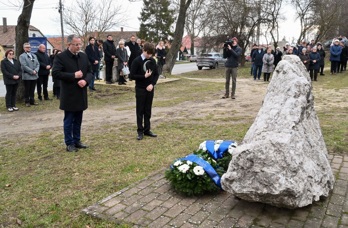 Pusztavám, 2026. február 8.
Gallai Gergely, a Magyarországi Németek Országos
Önkormányzatának (MNOÖ) nemzetiségi listáját vezető országgyűlési képviselő-jelölt (b) koszorúz a Kitelepítési Emlékműnél tartott koszorúzáson Pusztavámon 2026. február 8-án. A kollektív bűnösség elve alapján Magyarországról 1946. és 1948. között megközelítőleg 200-220 ezer német nemzetiségű embert telepítettek ki Németországba. 
MTI/Krizsán Csaba