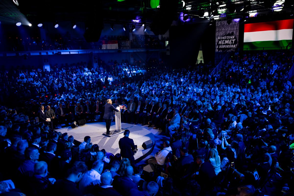 Esztergom, 2026. február 28.
A Miniszterelnöki Kommunikációs Főosztály által közreadott képen Orbán Viktor miniszterelnök beszédet mond a Digitális Polgári Körök által szervezett háborúellenes gyűlésen az esztergomi Suzuki Arénában 2026. február 28-án.
MTI/Miniszterelnöki Kommunikációs Főosztály/Fischer Zoltán