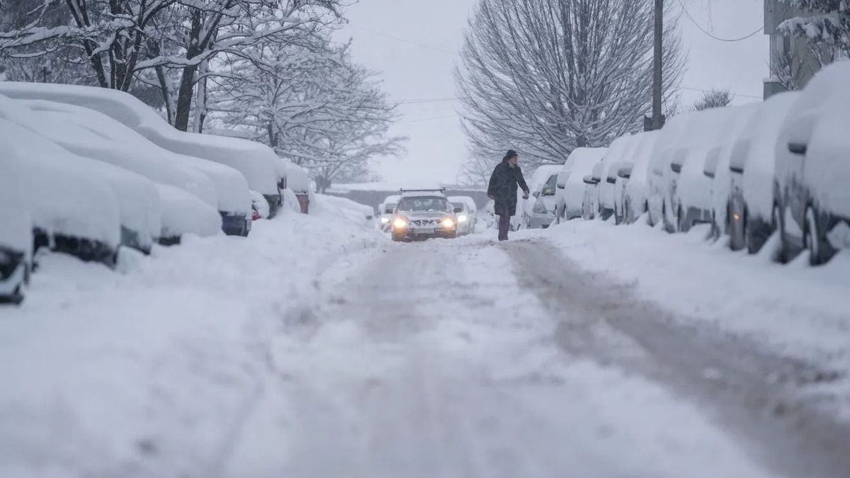 Tombol a februári tél a szomszédunkban – harminc centis hó temette be Csíkszeredát és Bukarestet + videó