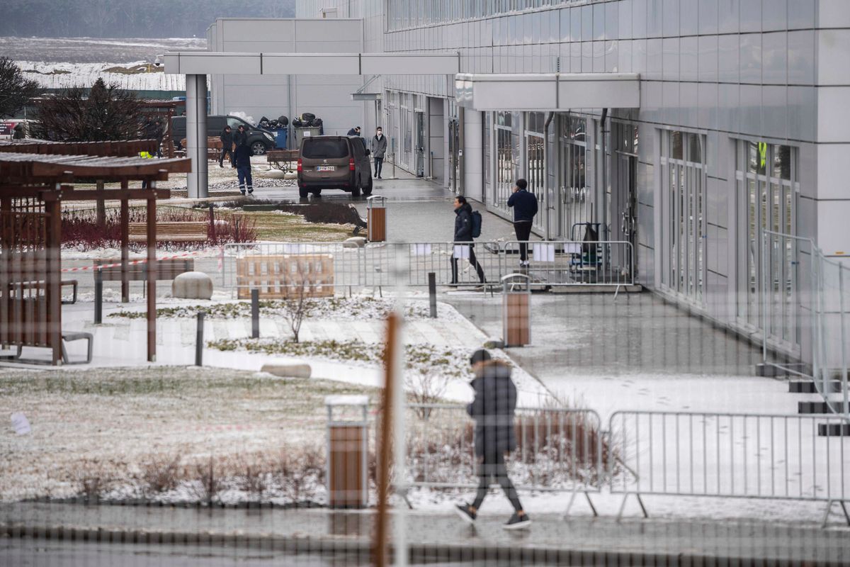 Göd, 2020. január 28.
A gödi Samsung SDI gyár 2020. január 28-án. A gyár a koronavírus terjedése miatt munkába állás előtt "karanténba helyezi" és orvosi vizsgálat alá vonja Kínából érkező alkalmazottjait, bár a céget érintően semmilyen járványügyi intézkedés nincs. A karanténon kívül fokozott fertőtlenítést vezettek be a közös helyiségekben, és a folyékony szappan mellett alkoholos kézfertőtlenítőket is kihelyeztek. A vírus okozta járvány valószínűleg egy vuhani piacon indult tavaly decemberben. A ragály halottainak száma Kínában meghaladta a 100-at, a biztosan a kórtól fertőzött tüdőgyulladásos betegek száma pedig a 4500-at.
MTI/Mónus Márton