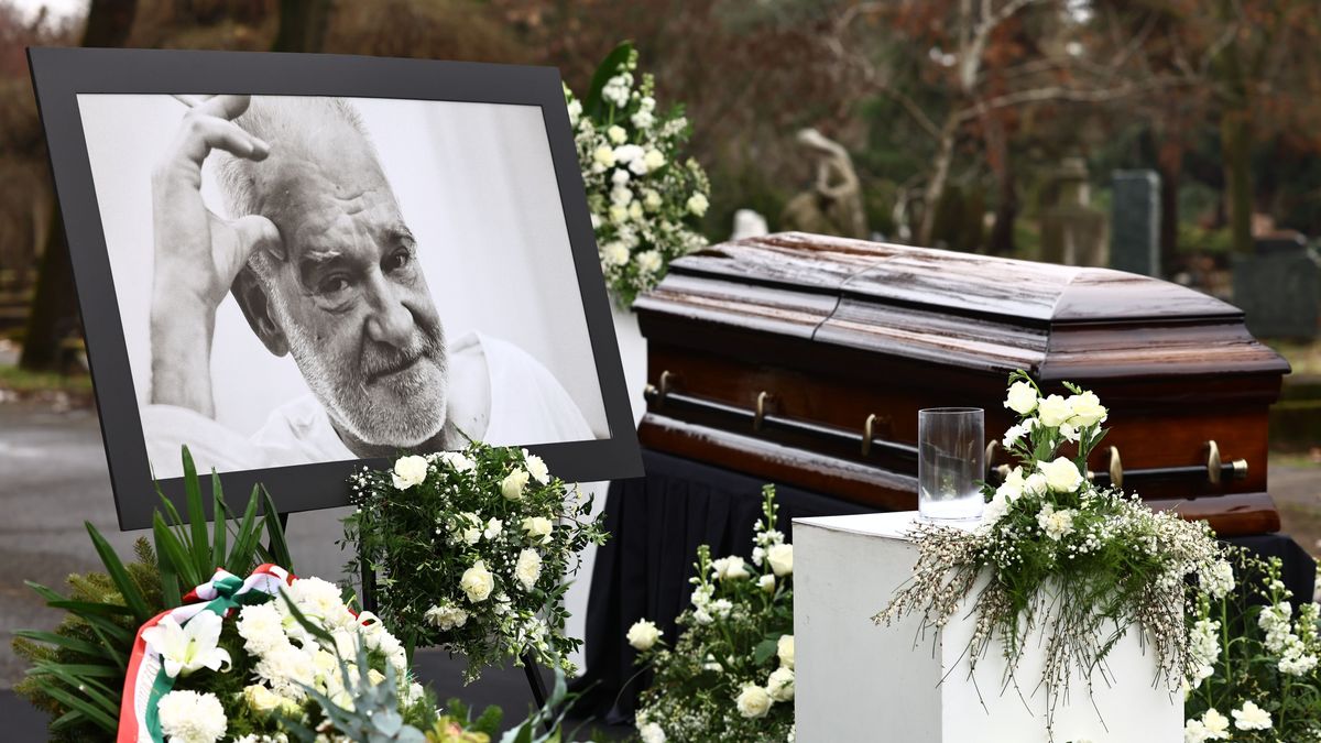 Több százan búcsúztatták Tarr Bélát a Fiumei úti sírkertben