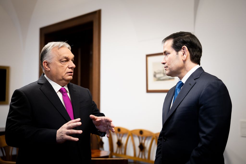 Az amerikai külügyminiszter Budapesten

Szöveg
Budapest, 2026. február 16. A Miniszterelnöki Kommunikációs Főosztály által közreadott képen Orbán Viktor miniszterelnök (j) és Marco Rubio amerikai külügyminiszter (b) a tárgyalásuk után tartott közös sajtót