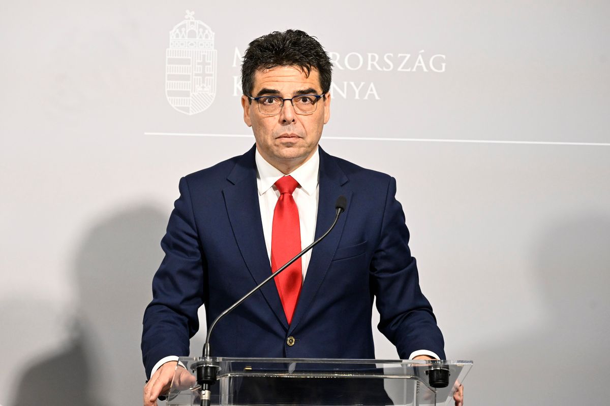 Budapest, 2025. november 12.
Zsigmond Barna Pál, az Európai Uniós Ügyek Minisztériumának parlamenti államtitkára az illegális bevándorlás aktualitásairól tartott sajtótájékoztatón a Miniszterelnökségen 2025. november 12-én.
MTI/Máthé Zoltán