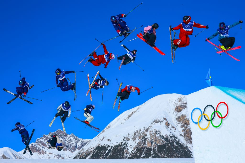 Olaszország - Multiexpozíciós kép a női freestyle slopestyle selejtezőről a 2026-os milánói cortinai téli olimpiai játékok első napján 