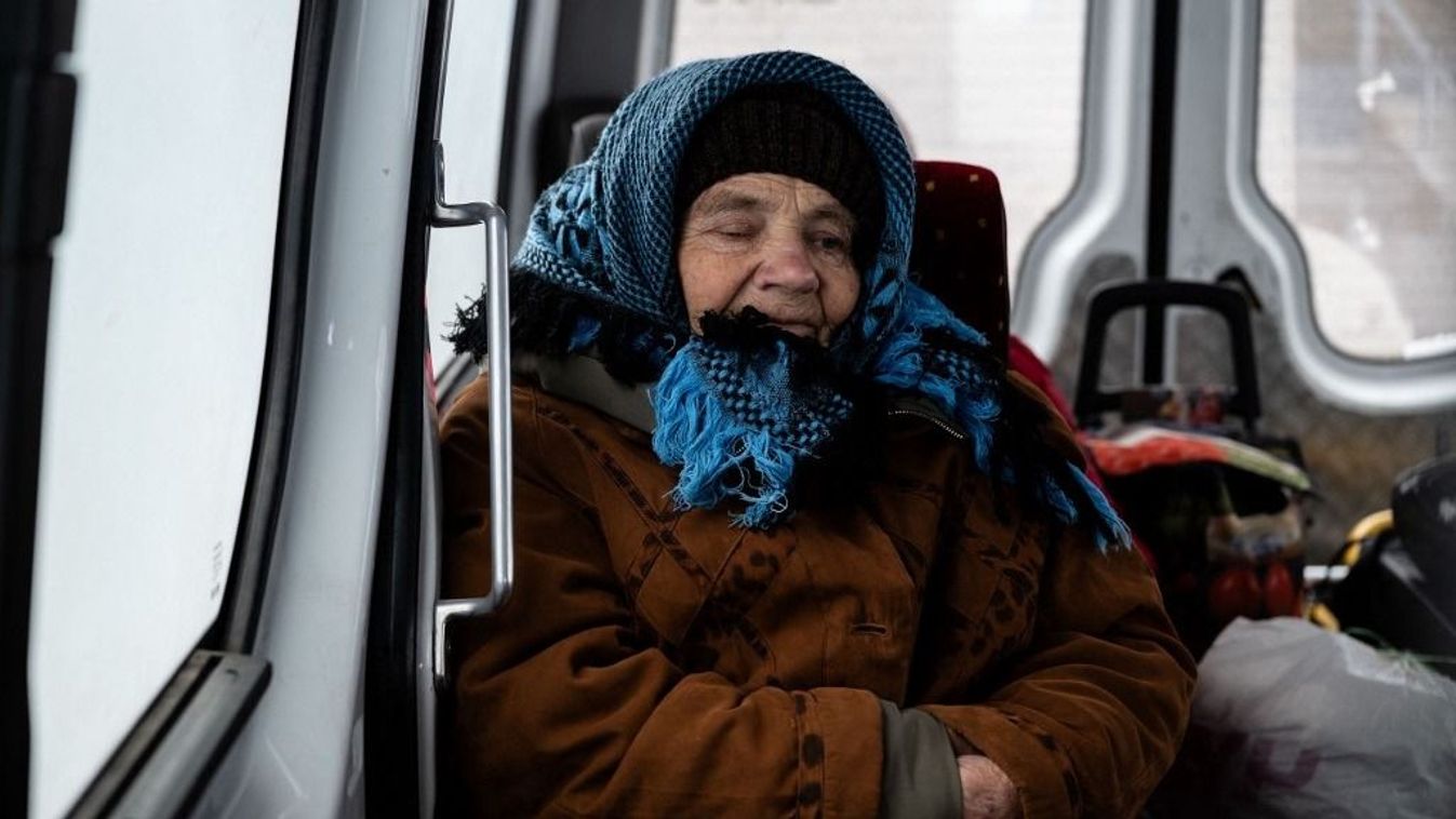 Idős nő a téli hidegben