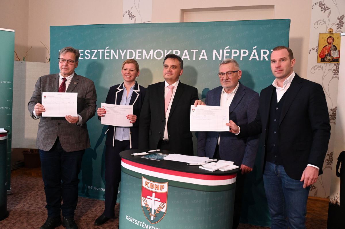Újszász, 2026. február 3.
Latorcai Csaba, a Kereszténydemokrata Néppárt (KDNP) ügyvezető alelnöke, a Közigazgatási és Területfejlesztési Minisztérium parlamenti államtitkára (k), mellette párttársai, Varga-Bajusz Veronika, a Kulturális és Innovációs Minisztérium felsőoktatásért, szak- és felnőttképzésért, fiatalokért felelős államtitkára, valamint Vejkey Imre (b2), Földi László (j2) és Hollik István (j1), országgyűlési képviselők Újszászon, az Árpád-házi Szent Margit Görögkatolikus Idősek Otthonában tartott sajtótájékoztatón 2026. február 3-án. A sajtótájékoztatón bemutatták a KDNP Megvédjük a mindennapjainkat! címmel, az egyházak védelmében indított aláírásgyűjtését.
MTI/Mészáros János