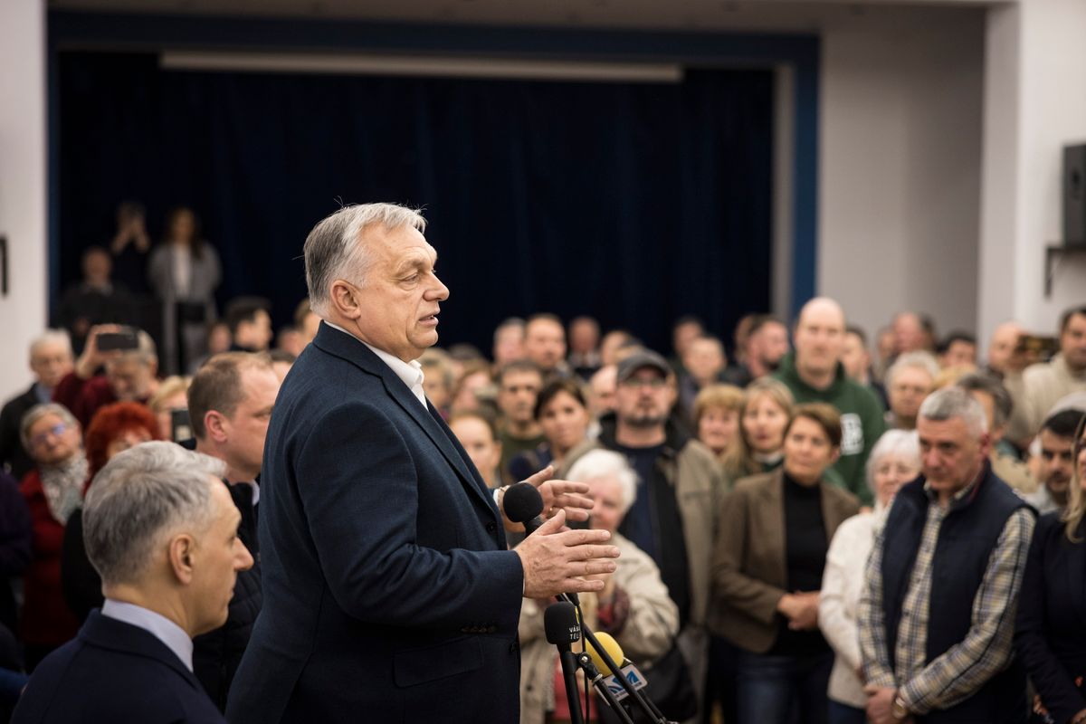 A Miniszterelnöki Kommunikációs Főosztály által közreadott képen Orbán Viktor miniszterelnök (b2) beszédet mond országjárásának mártélyi állomásán 2026. február 2-án. Mellette Lázár János építési és közlekedési miniszter (b) (Fotó:  MTI/Miniszterelnöki Kommunikációs Főosztály/Kaiser Ákos)