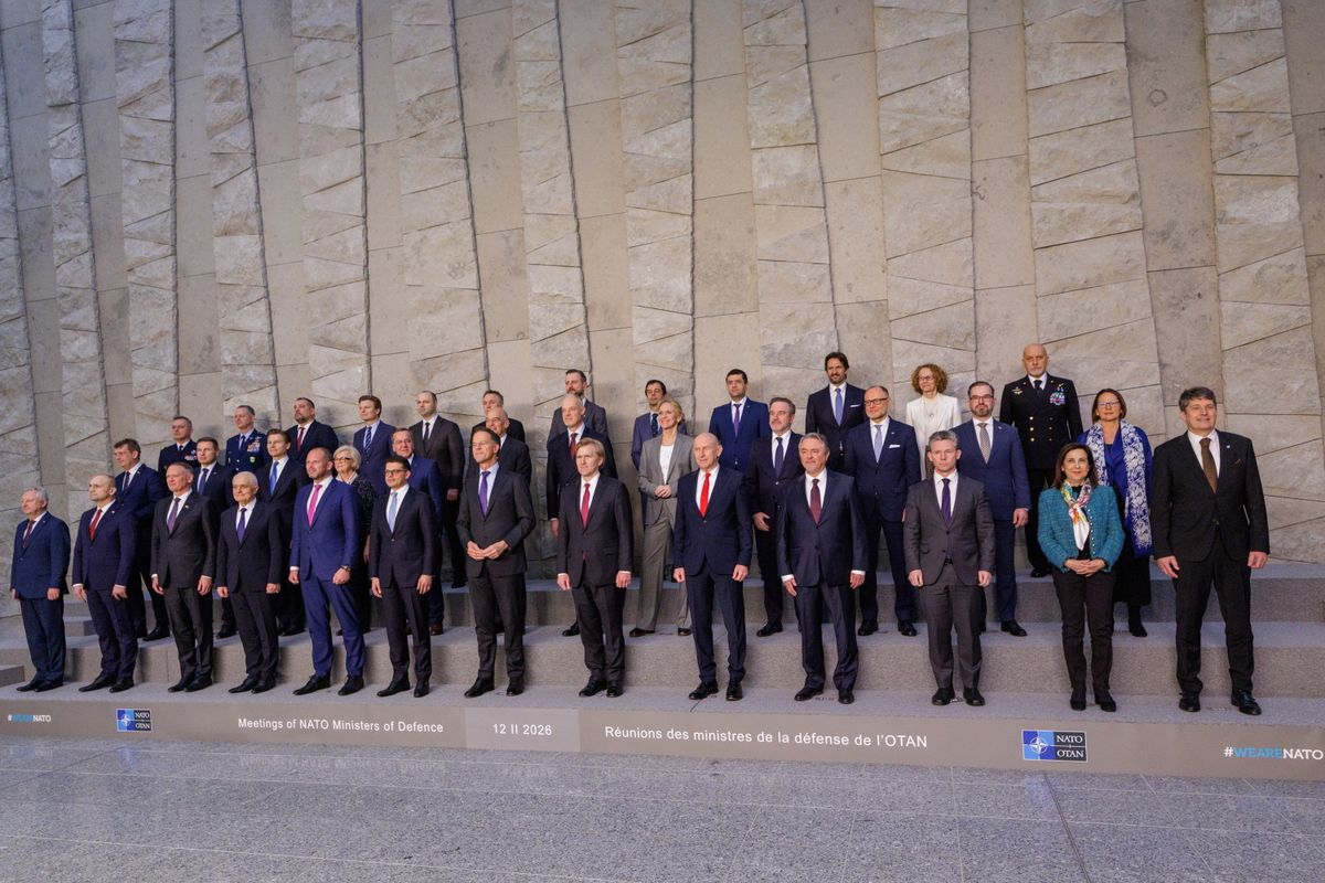 Brüsszel, 2026. február 12.
Csoportkép a résztvevőkről a NATO védelmi minisztereinek ülésén a szervezet brüsszeli székházában 2026. február 12-én. Az első sorban balról a hetedik Mark Rutte NATO-főtitkár, mögötte a második sorban balról a hetedik Szalay-Bobrovniczky Kristóf honvédelmi miniszter.
MTI/EPA/Olivier Matthys