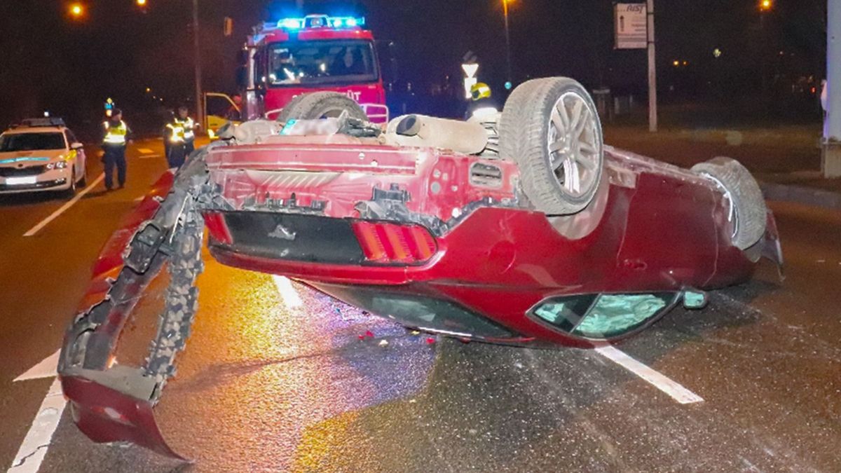 Rommá törtek egy gyönyörű Ford Mustangot a Váci úton + fotók