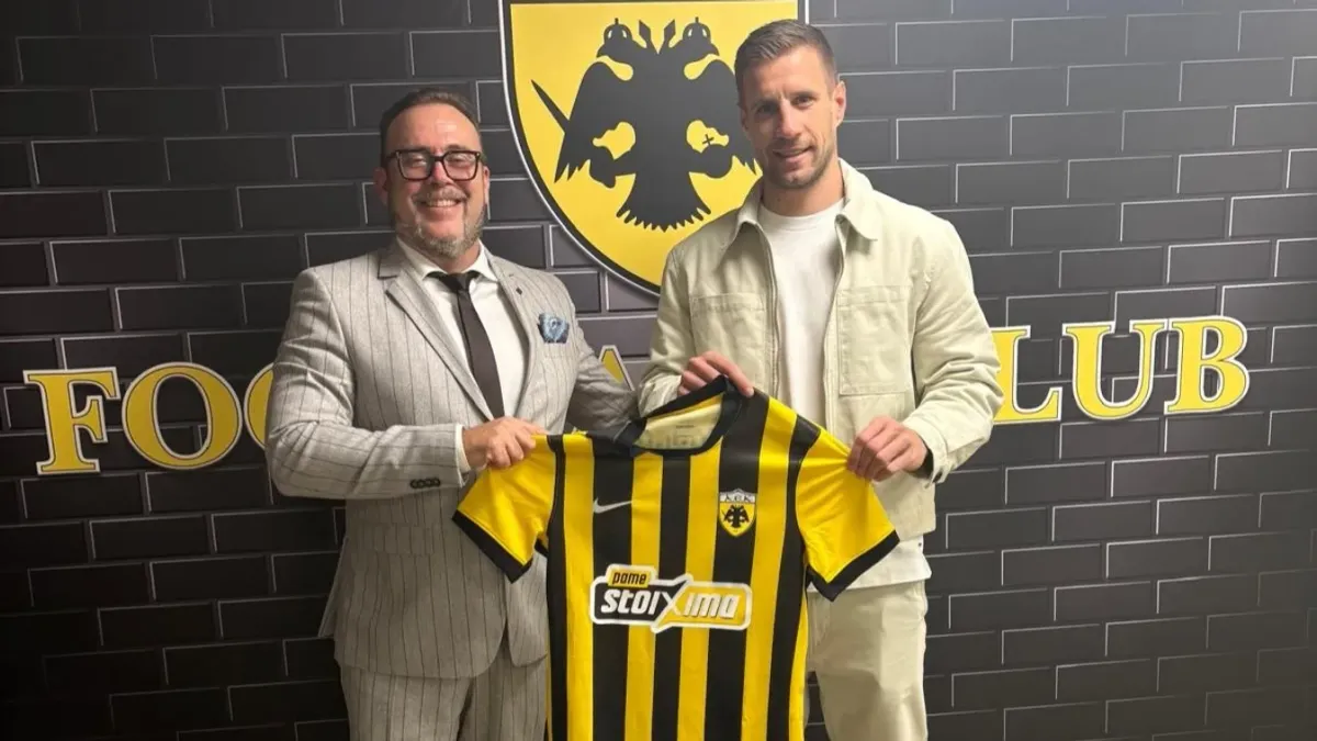 Paunoch Péter (balra) és Varga Barnabás az AEK Athén mezével