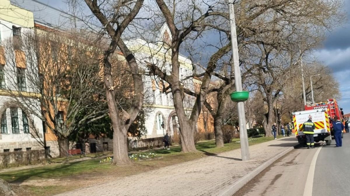 Tömeges rosszullét miatt ki kellett üríteni egy középiskolát