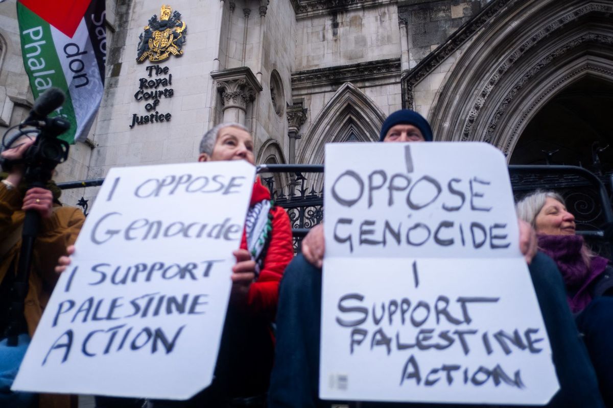 A Palesztin Akció terrorszervezet támogatói a londoni Királyi Bíróság épületénél 2026. február 13-án