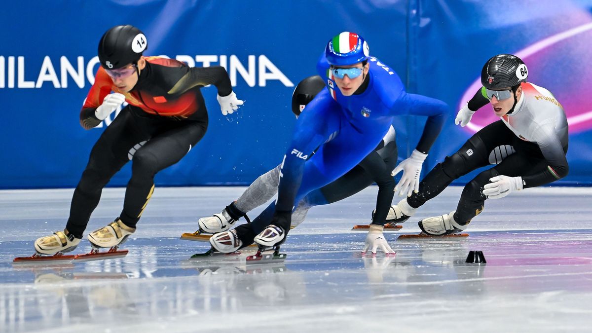 Liu Shaoang az 1000 méteres előfutamában balra az élen, a jobb szélen Nógrádi Bence