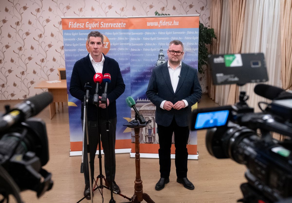 Pér, 2026. február 23.
Kocsis Máté, a Fidesz frakcióvezetője (b) és Fekete Dávid, a Fidesz és a KDNP Győr-Moson-Sopron vármegye 2-es számú választókerületének országgyűlési képviselőjelöltje a kormánypártok országjárásának péri fóruma előtt tartott sajtótájékoztatón a település művelődési házában 2026. február 23-án.
MTI/Krizsán Csaba