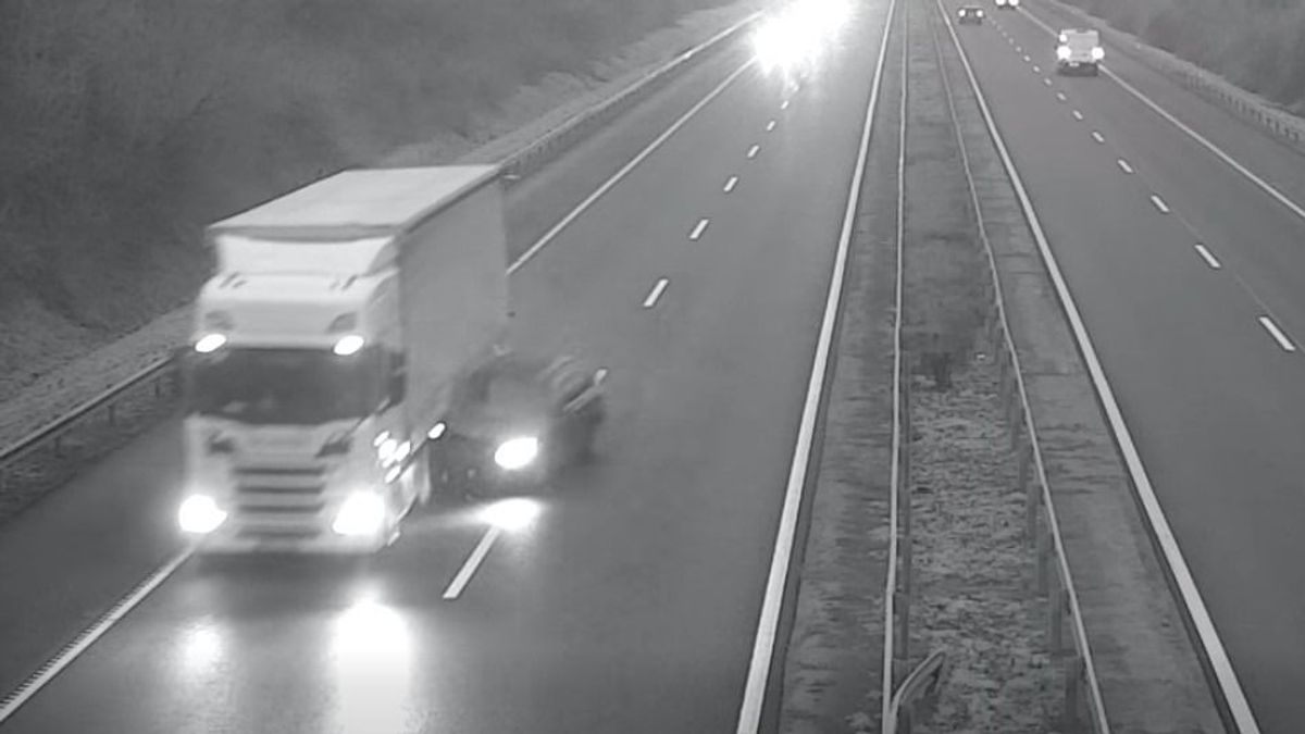 Meg akarta előzni a teherautót az M3-as autópályán, a kerekei között végezte + videó