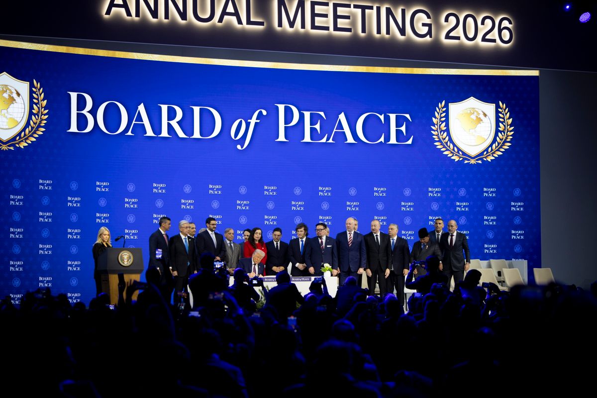 A Béketanács alapító okiratának aláírása Davosban