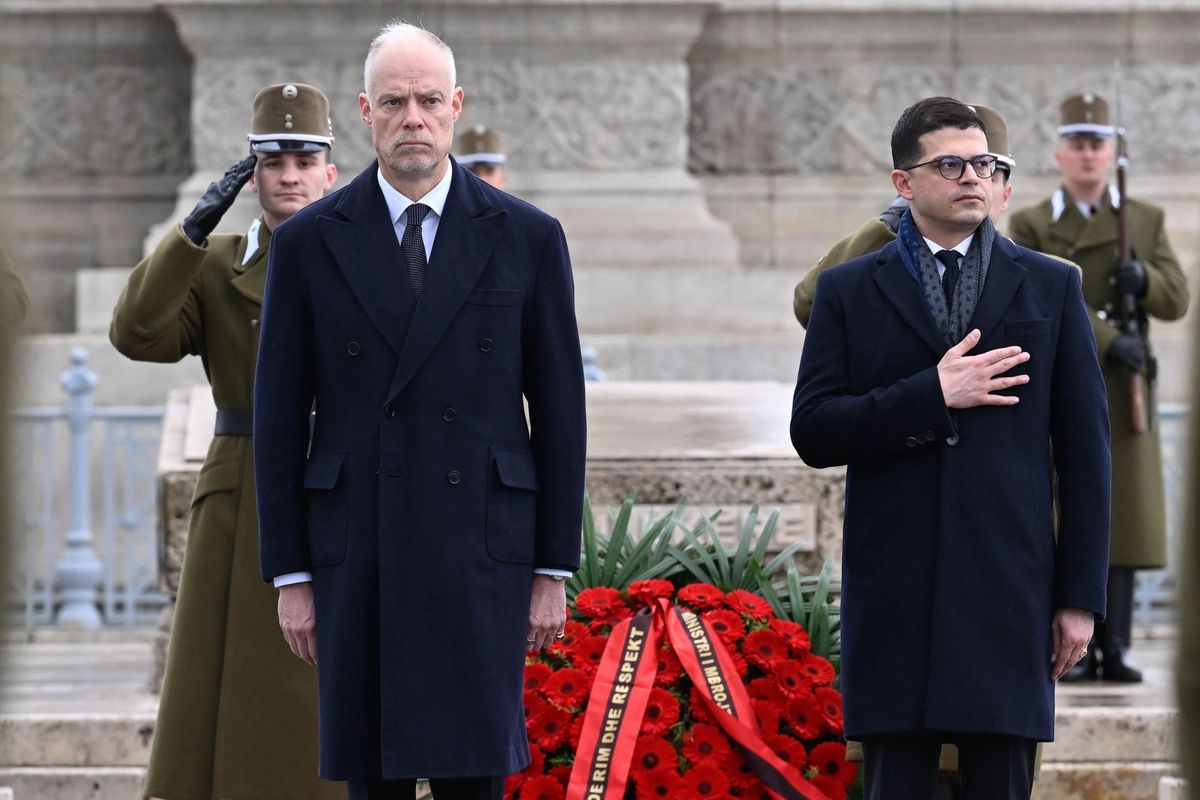 Budapest, 2026. február 23.
Szalay-Bobrovniczky Kristóf honvédelmi miniszter (b) katonai tiszteletadással fogadja Pirro Vengu albán védelmi minisztert a Hősök terén 2026. február 23-án.
MTI/Bruzák Noémi