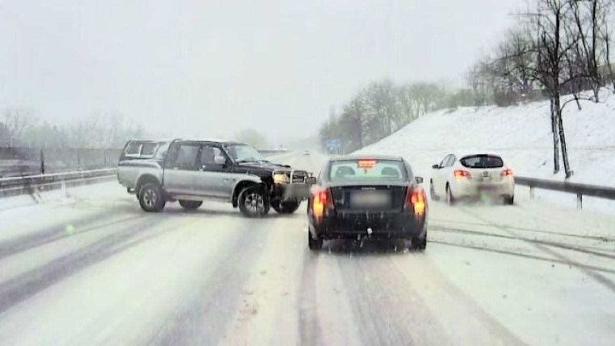 Így törtek az autók a havas magyar utakon + videó