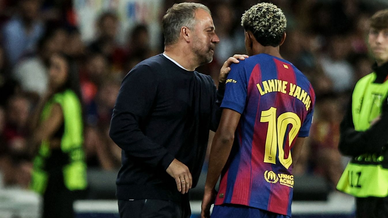 Hansi Flick (balra) nem hibáztatja Lamine Yamalt, de az általa vélt játékvezetői hiba ellenére szerinte a Barcelona nem játszott elég jól Hansi Flick, coach of FC Barcelona, talks with Lamine Yamal of FC Barcelona during the UEFA Champions League 2025/26 