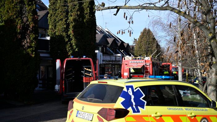 Kigyulladt egy kétszintes épület Budakeszin