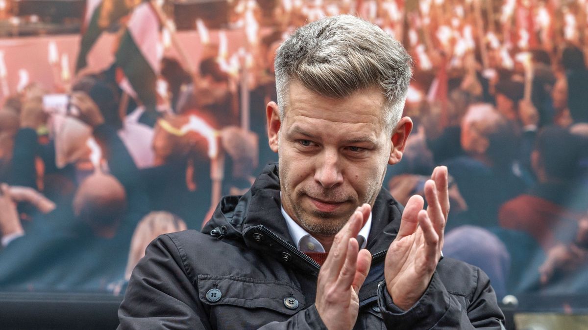 Az ukrán fegyverlobbi fogja a Tisza egri képviselőjelöltjének kezét