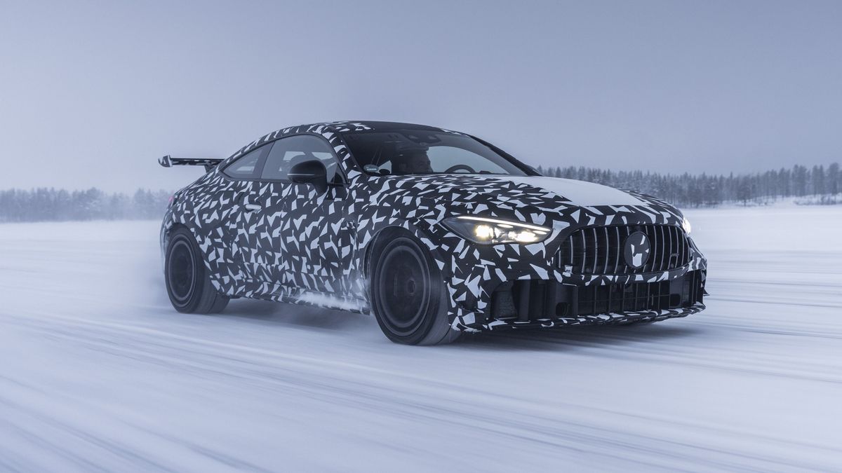 Bivalyerős, V8-as szuperkupén dolgozik a Mercedes