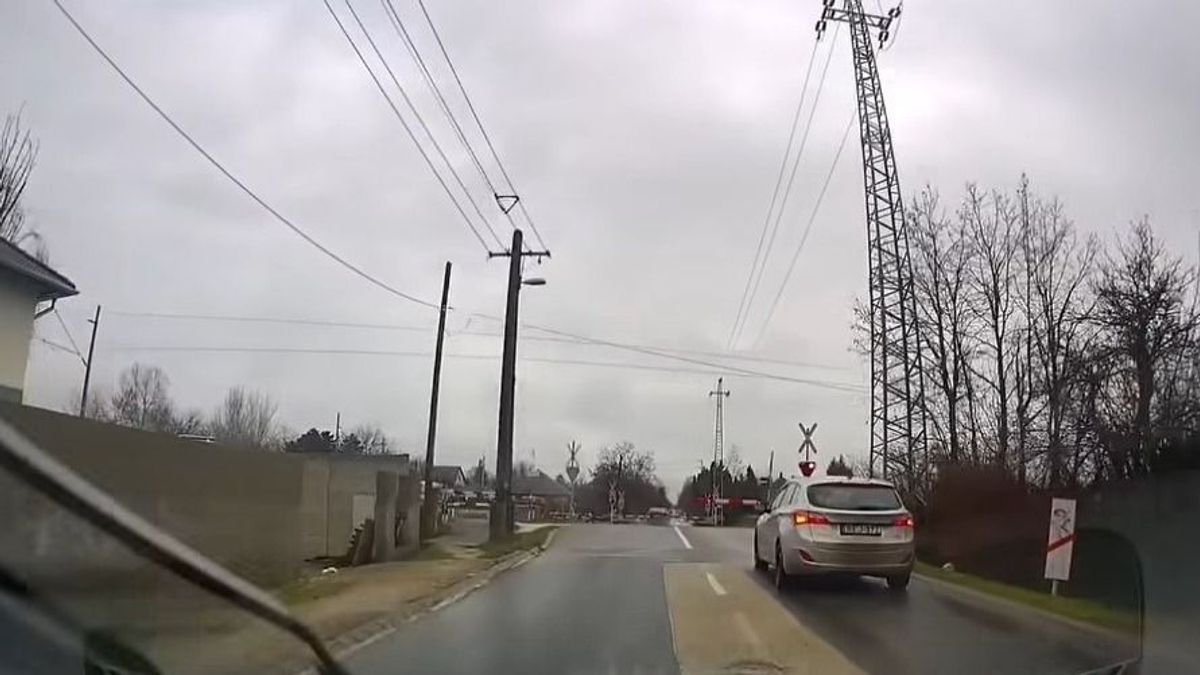 A tilos jelzés ellenére sem állt meg a vasúti átjárónál a rendőrök elől menekülő autós + videó