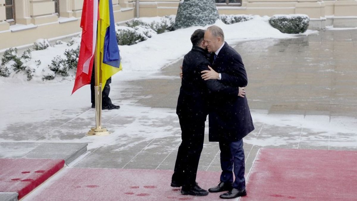 Így készül Zelenszkij a tűzszünetre: Tuskkal közös fegyvergyártásba kezdenek