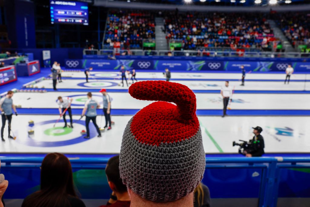 Téli olimpia, szurkoló a férfi curling elődöntőjén