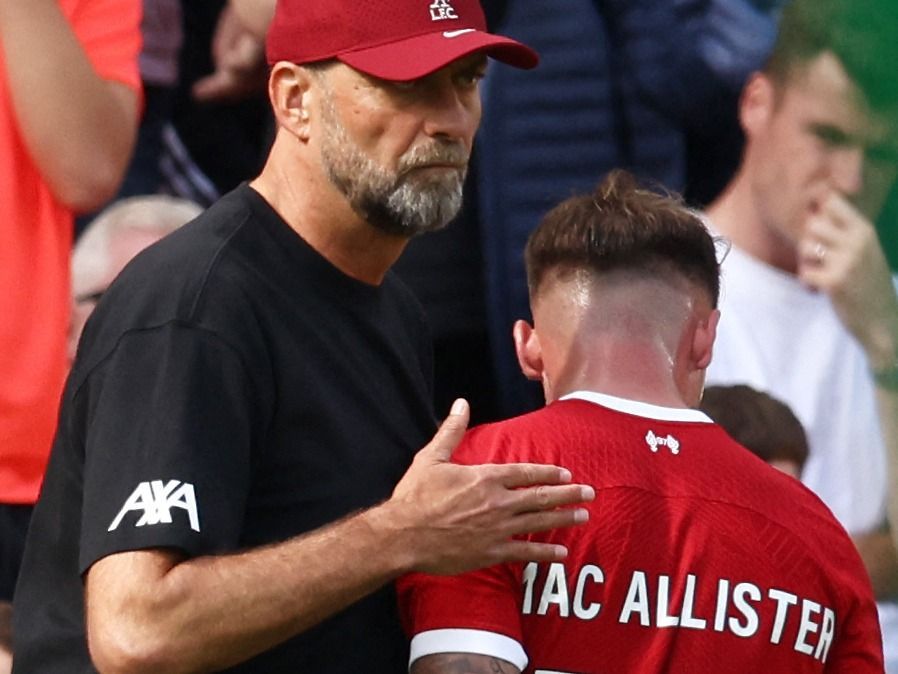 Jürgen Klopp egy idényen át dolgozott együtt az argentin játékossal, Liverpool's German manager Jurgen Klopp (L) reacts as Liverpool's Argentinian midfielder #10 Alexis Mac Allister is sent off during the English Premier League football match between Liverpool and Bournemouth at Anfield in Liverpool, north west England on August 19, 2023. (Photo by Darren Staples / AFP) / RESTRICTED TO EDITORIAL USE. No use with unauthorized audio, video, data, fixture lists, club/league logos or 'live' services. Online in-match use limited to 120 images. An additional 40 images may be used in extra time. No video emulation. Social media in-match use limited to 120 images. An additional 40 images may be used in extra time. No use in betting publications, games or single club/league/player publications. / 