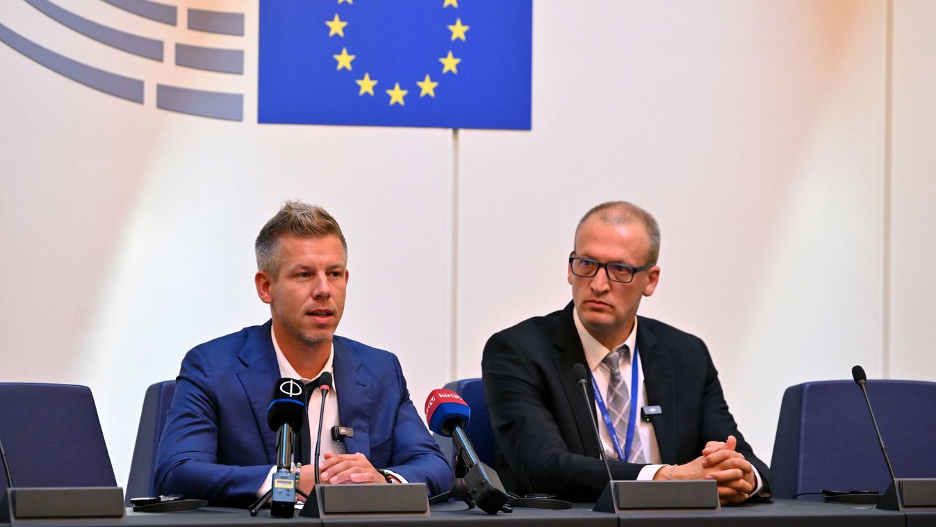 Magyar Péter, a Tisza Párt EP-képviselője (b) és Tarr Zoltán, a párt EP-delegációjának vezetője sajtótájékoztatót tart Strasbourgban a júniusi választások eredményeképpen létrejövő Európai Parlament (EP) alakuló ülésének napján, 2024. július 16-án.
MTI/Pu