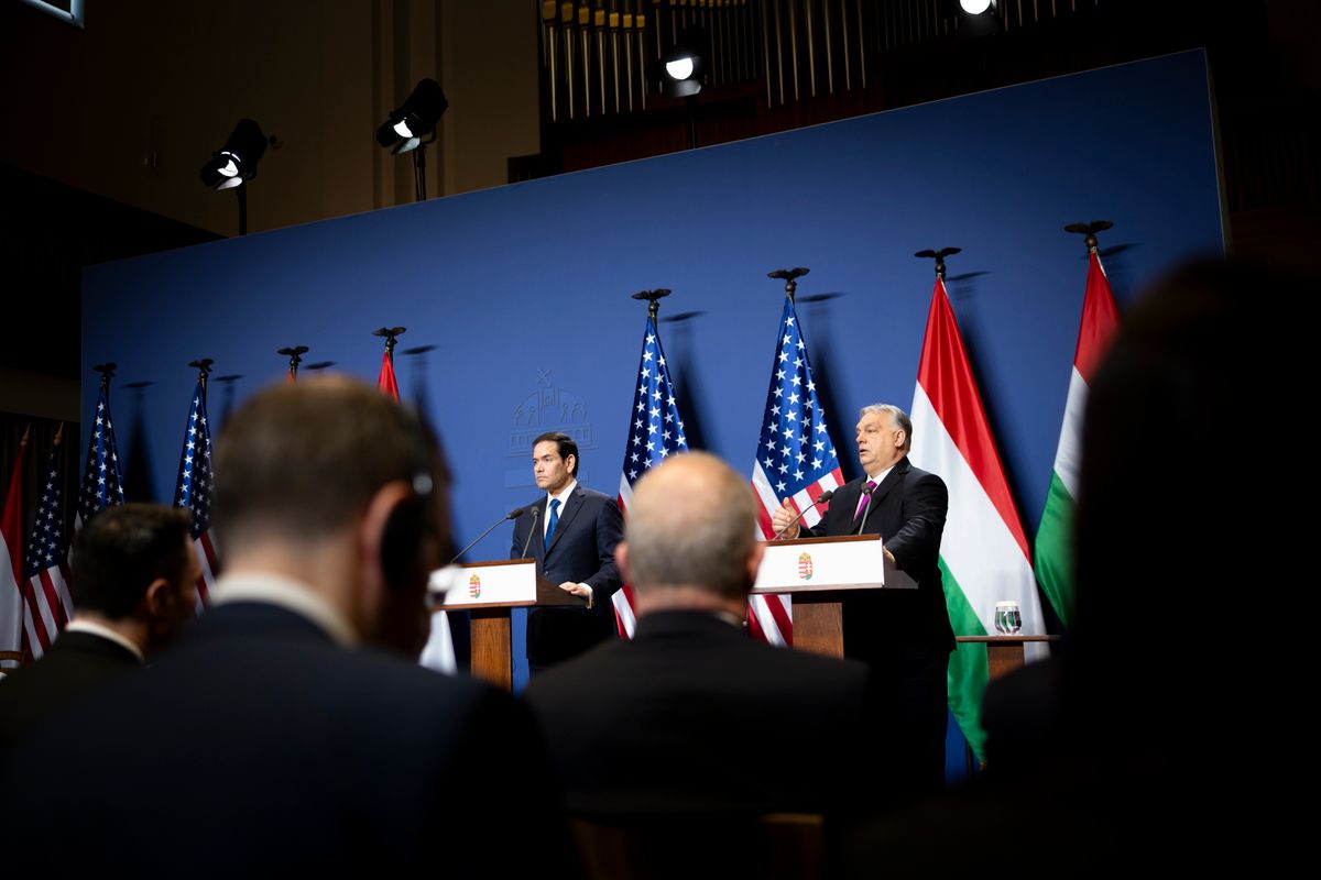 Budapest, 2026. február 16.
A Miniszterelnöki Kommunikációs Főosztály által közreadott képen Orbán Viktor miniszterelnök (j) és Marco Rubio amerikai külügyminiszter (b) a tárgyalásuk után tartott közös sajtótájékoztatón a Karmelita kolostorban 2026. február 16-án.
MTI/Miniszterelnöki Kommunikációs Főosztály/Fischer Zoltán