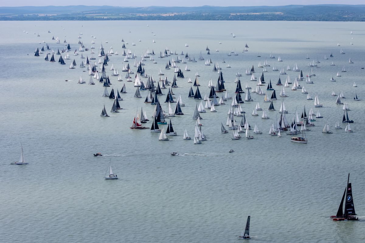 Balatonfüred, 2025. július 10.
A drónnal készült felvételen az 57. Kékszalag Raiffeisen Nagydíj tókerülő vitorlásverseny rajtja Balatonfüred közelében 2025. július 10-én.
MTI/Vasvári Tamás