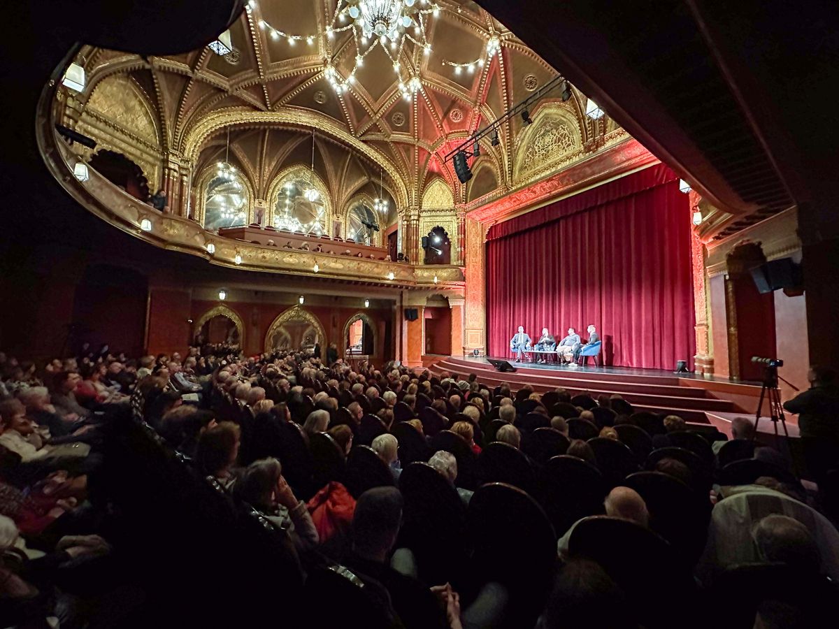 Budapest, 2026. február 24.
Orbán Balázs, a miniszterelnök politikai igazgatója (b2), Tősér Ádám, a The European Conservative támogatásával készült Baljós közelség című, Ukrajnáról, a kárpátaljai magyarok helyzetéről szóló dokumentumfilm rendezője (b), Kiszelly Zoltán politológus, a Századvég politikai elemzési igazgatója (j2) és Kacsoh Dániel történész, a Mandiner.hu hírportál főszerkesztő-helyettese (j) a dokumentumfilm bemutatója után tartott pódiumbeszélgetésen az Uránia Nemzeti Filmszínházban 2026. február 24-én.
MTI/Hatházi Tamás