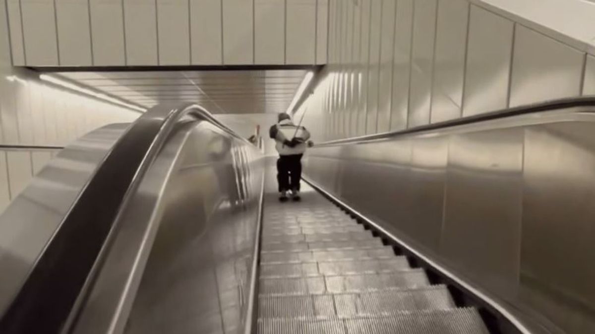 Egy férfi mozgólépcsőn síelt Bécsben – perrel fenyeget a tömegközlekedési vállalat + videó