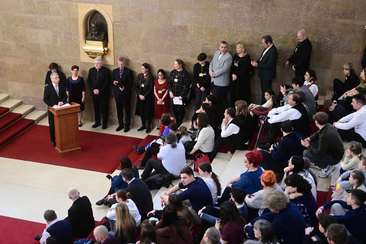 Budapest, 2026. február 7.
Kövér László, az Országgyűlés elnöke, a Kárpát-medencei Családszervezetek Szövetsége (KCSSZ) XII. családi napjának fővédnöke megnyitja a rendezvényt az Országházban 2026. február 7-én. Jobbra Márton Zsuzsanna, a Kárpát-medencei Családszervezetek Szövetségének elnöke, Osztie Zoltán atya, a "Jó, hogy vagy!" Életvédők Szövetsége alapítója és Beneda Attila családokért felelős helyettes  államtitkár (KIM).
MTI/Kovács Attila