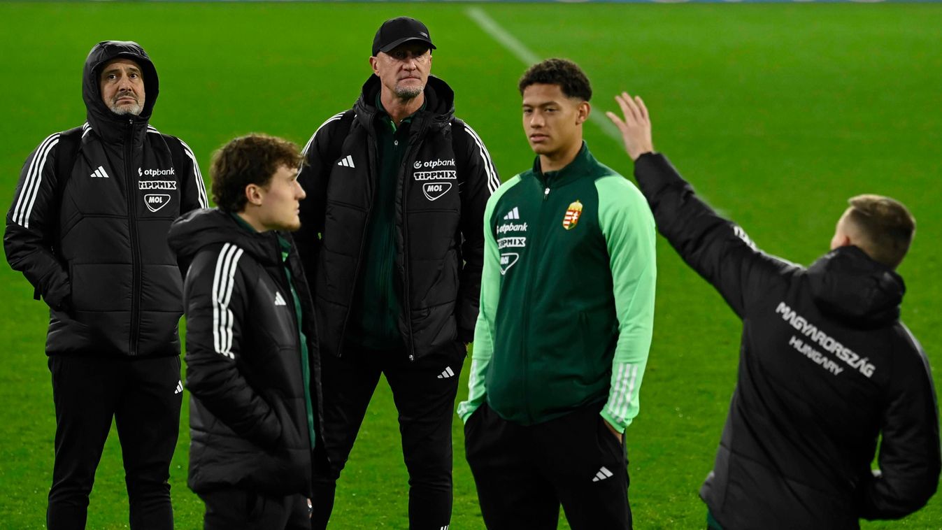 Hornyák Zsolt
Luxembourg, 2022. november 16.
Inguscio Cosimo másodedző (b), Styles Callum (b2), Marco Rossi szövetségi kapitány (b3), Németh András (j2) és Csongvai Áron (j) a magyar labdarúgó-válogatott pályabejárásán a másnapi Luxemburg - Magyarország b