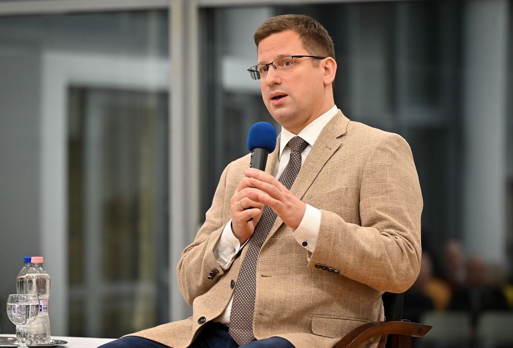 Gulyás Gergely közösségi oldalán figyelmeztetett, hogy a háború folytatásáról és vég nélküli európai támogatásáról született megállapodás a brüsszeli vezetők és Zelenszkij elnök között