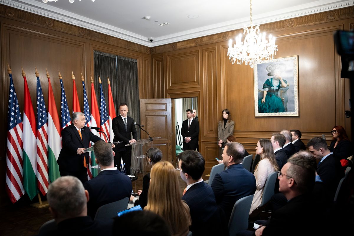 Washington, 2026. február 19.
A Miniszterelnöki Kommunikációs Főosztály által közreadott képen Orbán Viktor miniszterelnök (b) a Donald Trump amerikai elnök által kezdeményezett Béketanács alakuló ülése után tartott sajtótájékoztatón Washingtonban 2026. február 19-én. Mellette Szijjártó Péter külgazdasági és külügyminiszter.
MTI/Miniszterelnöki Kommunikációs Főosztály/Fischer Zoltán