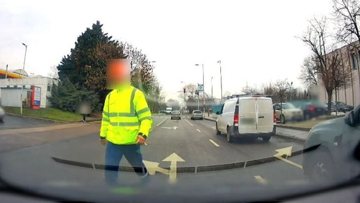 Gyorsítással akadályozta az előzést, aztán még verekedni is kiszállt + videó