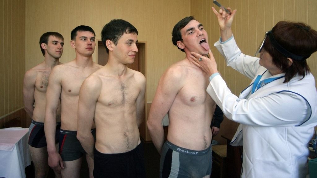 Az ukrán, hadrafogható férfiakat tömegével gyűjtik be az utcákról a toborzók