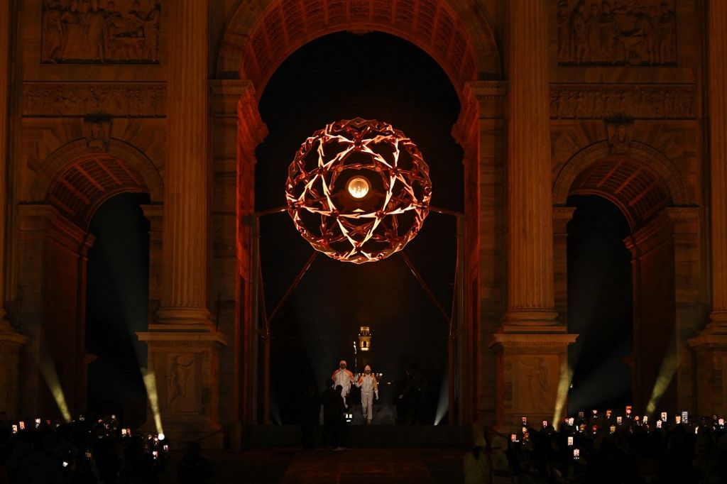 A general view of the Olympic flame in the Olympic cauldron designed by Marco Balich during the opening ceremony of the Milano Cortina 2026 Winter Olympic Games next to the Arco della Pace monument in Milan, northern Italy, on February 6, 2026. (Photo by JULIEN DE ROSA / AFP)
