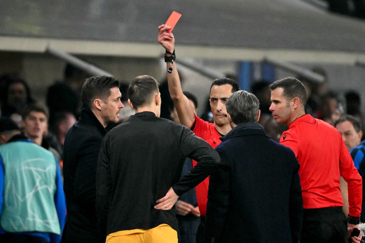 A Borussia Dortmund csapatkapitánya, Nico Schlotterbeck a padon ülve is piros lapot kapott