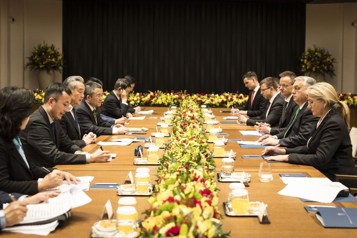 Orbán Viktor fogadta a kínai külügyminisztert