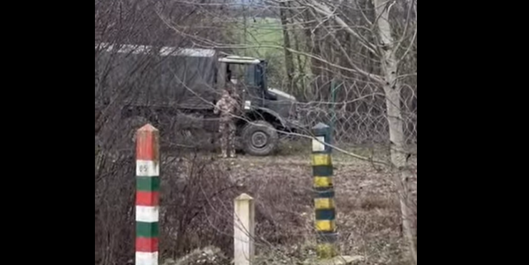 Kerítést húznak katonák az ukrán-magyar határra, hogy ne tudjanak megszökni a férfiak a kényszersorozás elől (Forrás: Facebook)