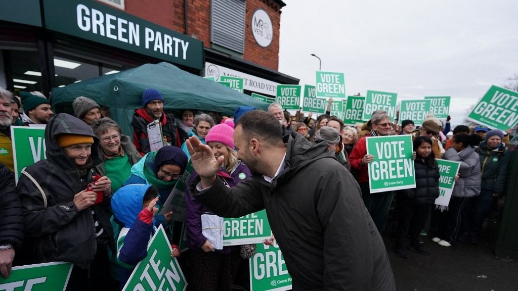 Tejjel-mézzel folyó Kánaánt ígér az illegális migránsoknak a brit Zöld párt