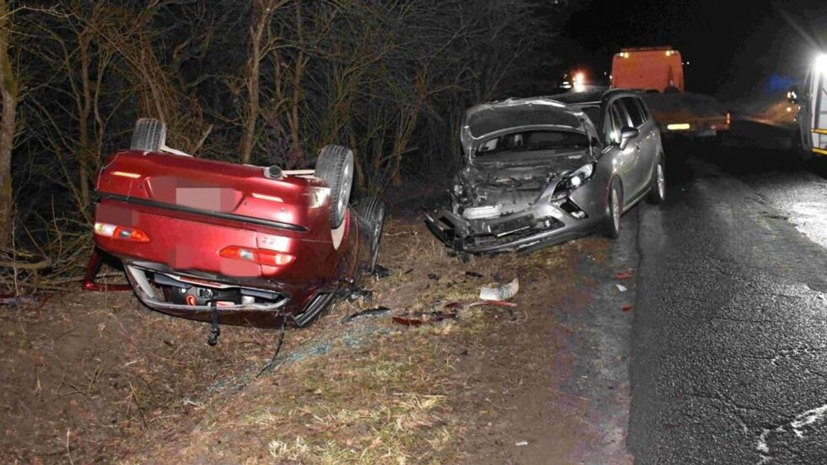 Családjával borult fel a sofőr, miután két embert letarolt az útpadkán