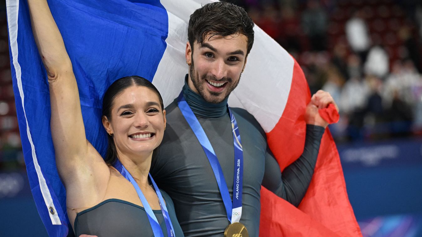 Laurence Fournier Beaudry (balra) és Guillaume Cizeron a francia zászlóval a milánói-cortinai olimpián, a nyakukban pedig az aranyéremmel