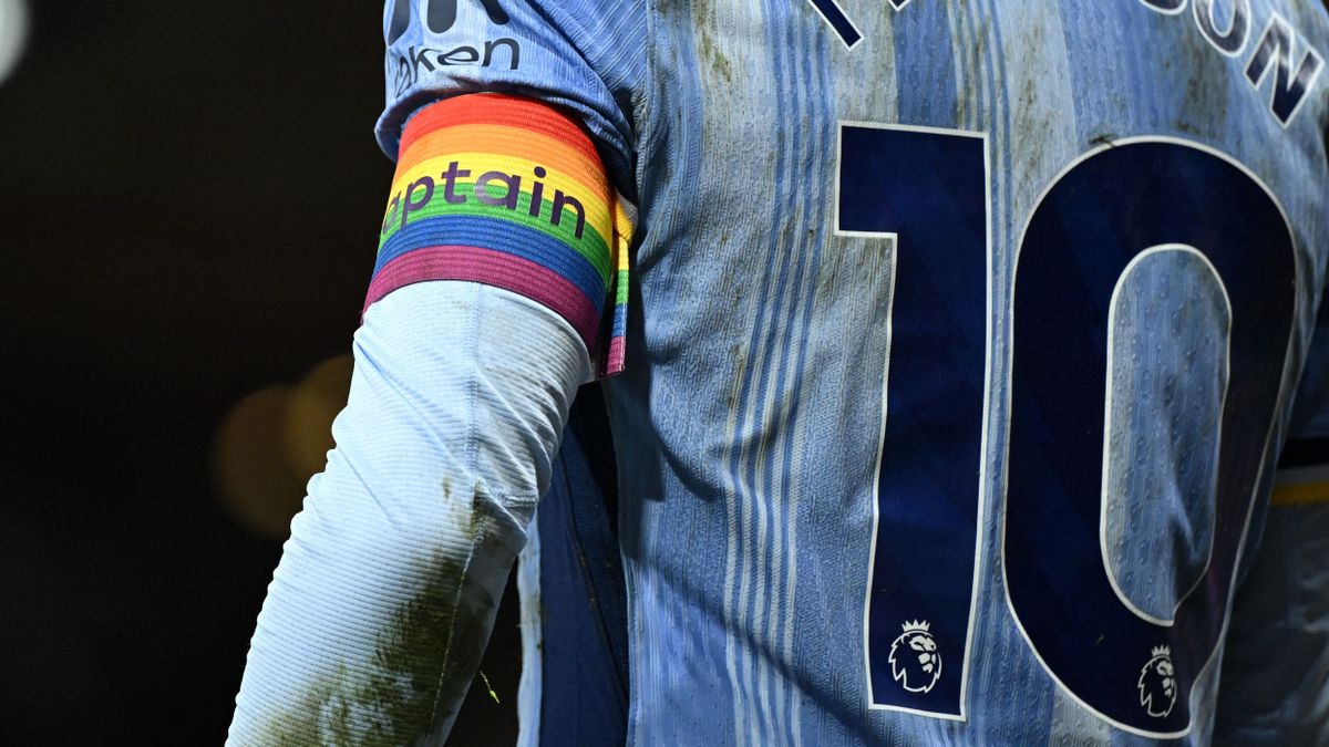 Eltűnnek a szivárványos karszalagok a PL-ben, de jön az új LMBTQ-kampány